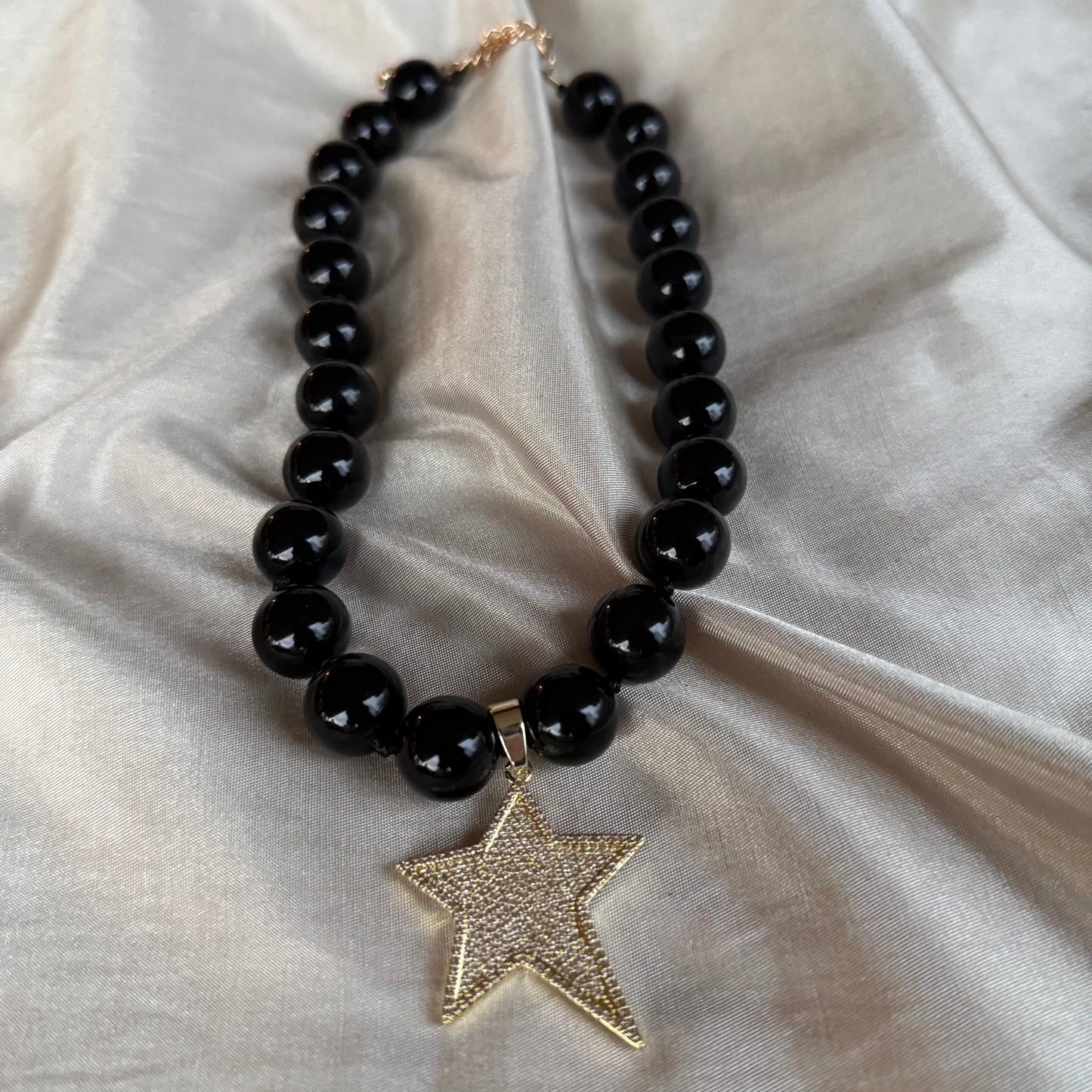 Collar Esferas Negras / Estrella Pavé Dorada