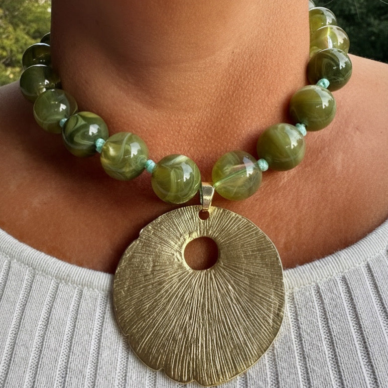 Collar Verde Luz / Colgante Solar Dorado