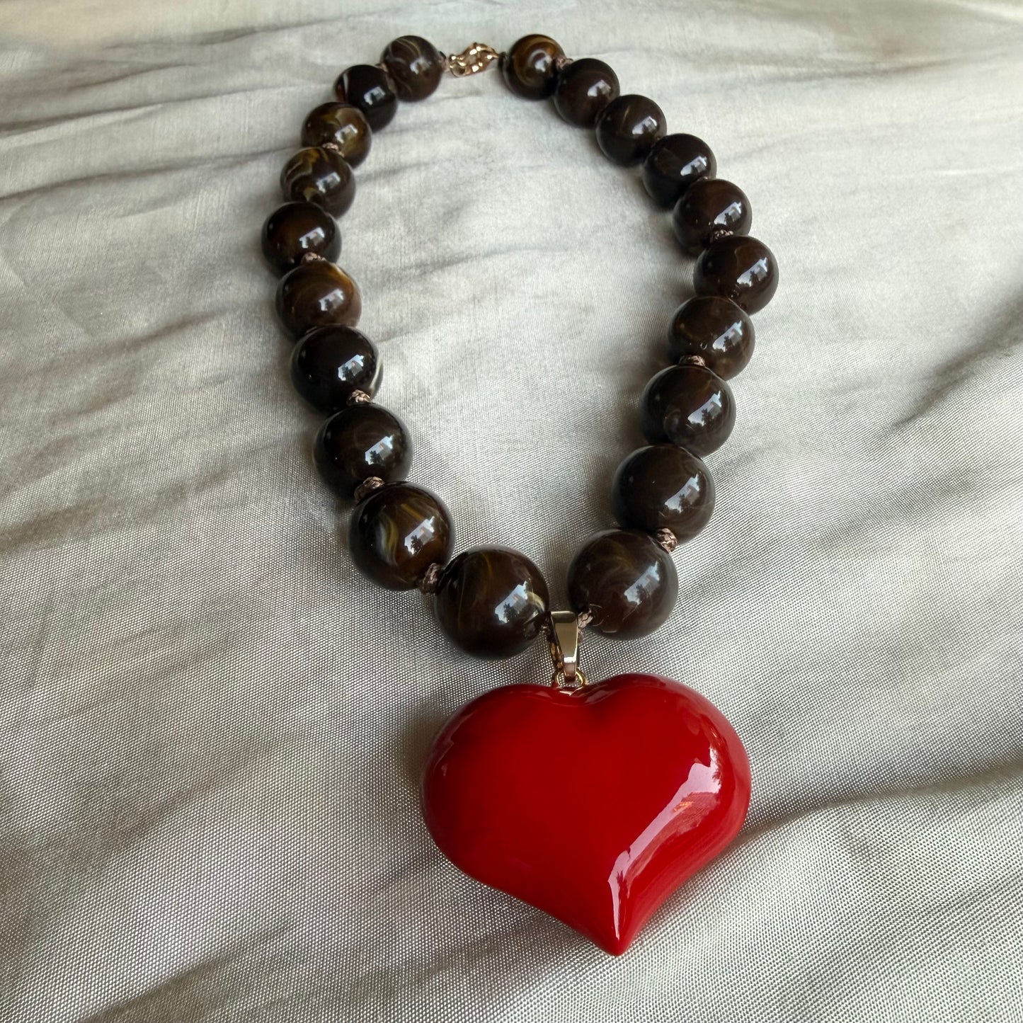 Collar Corazón Rojo & Perlas Café