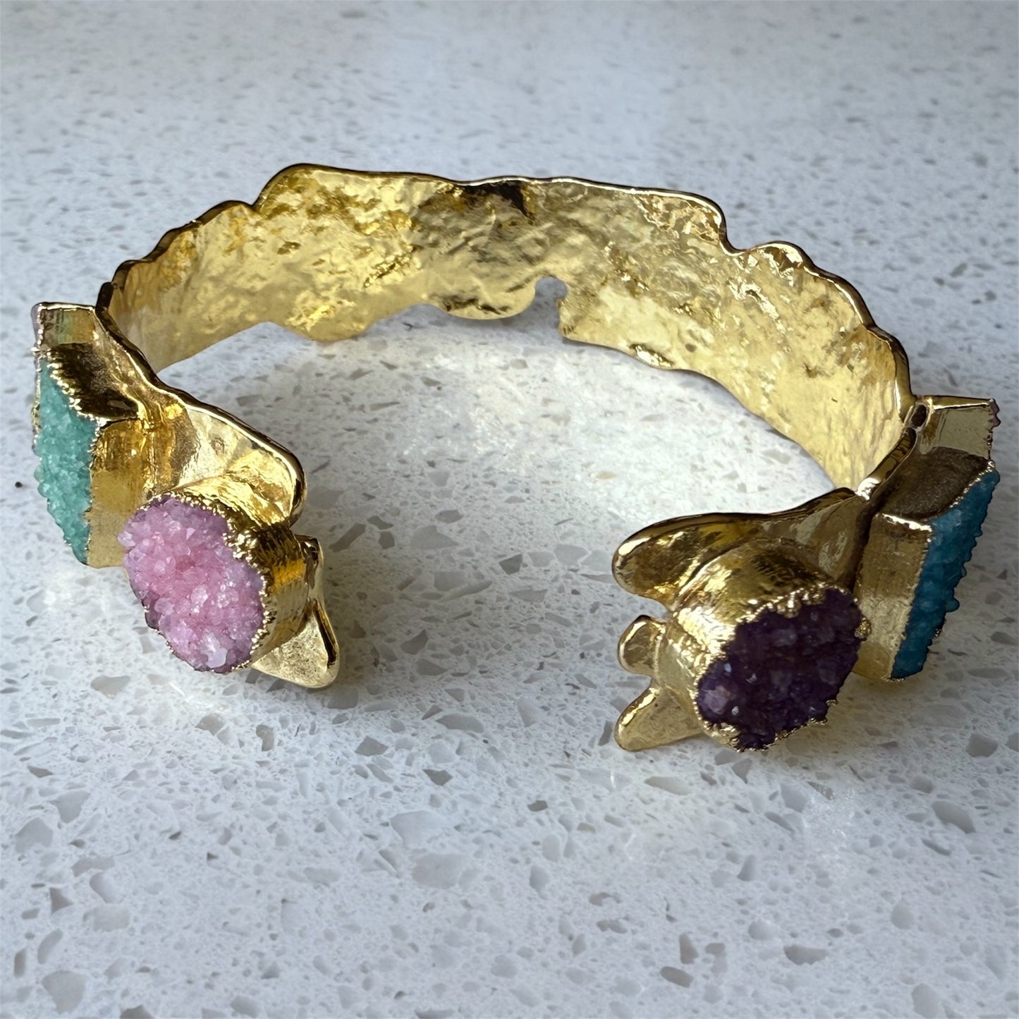 Brazalete con piedras naturales