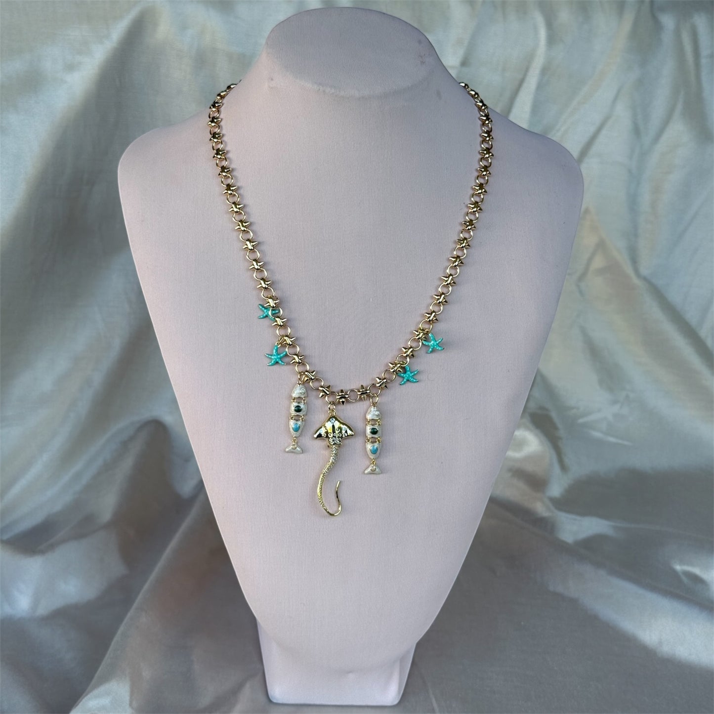 Collar Mares del Sur – Estrellas, peces y mantarraya