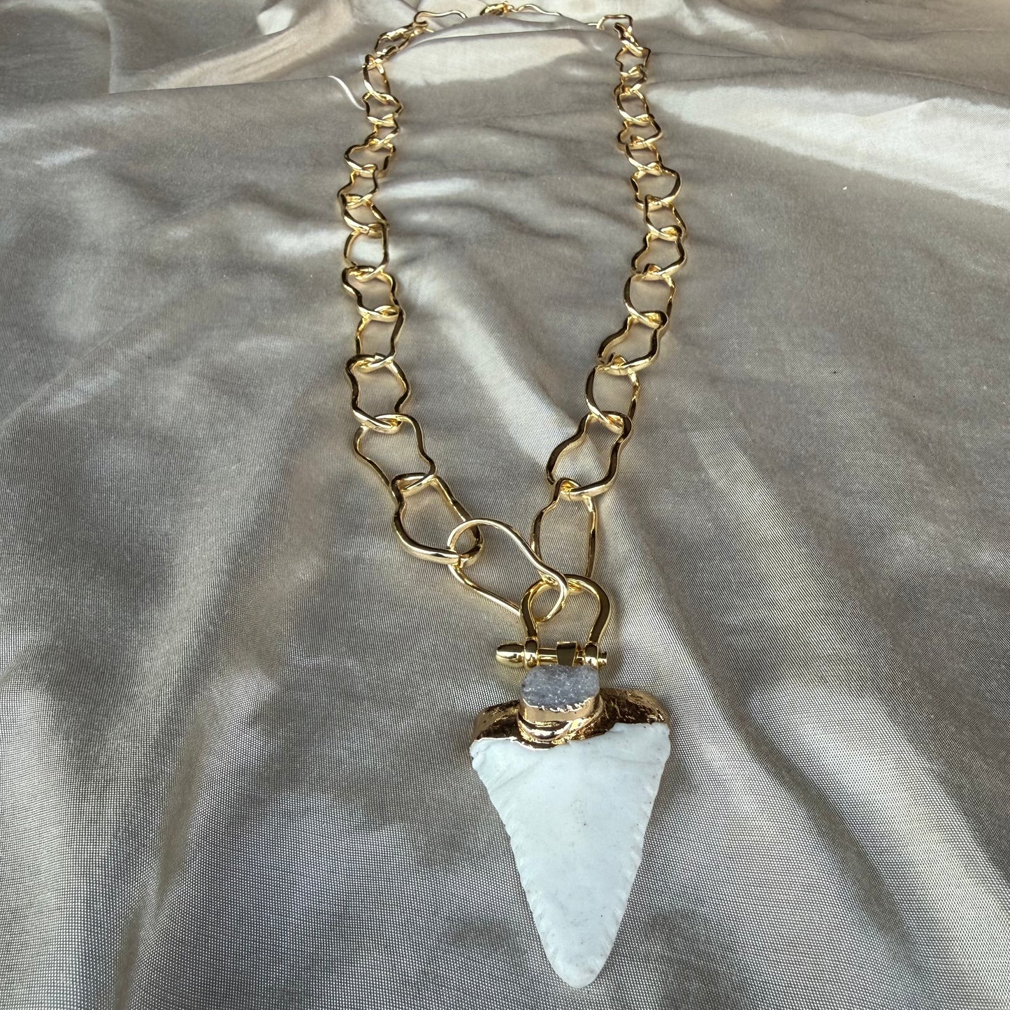 Collar Cadena Larga Dorada / Hueso de Toro Blanco
