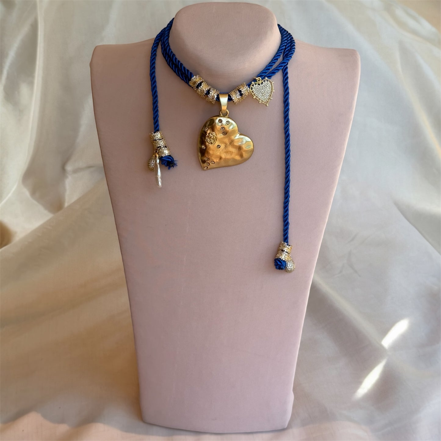 Collar cordón Azul/Corazón Martillado