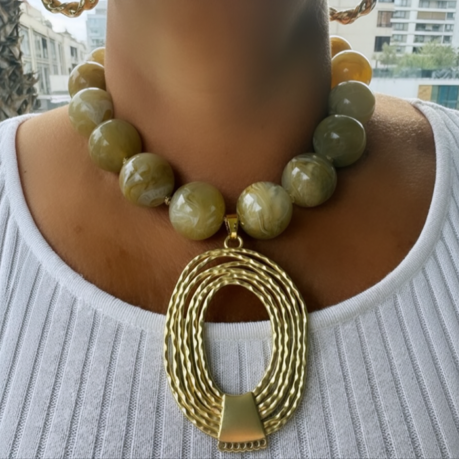 Collar Arena & Colgante dorado texturizado
