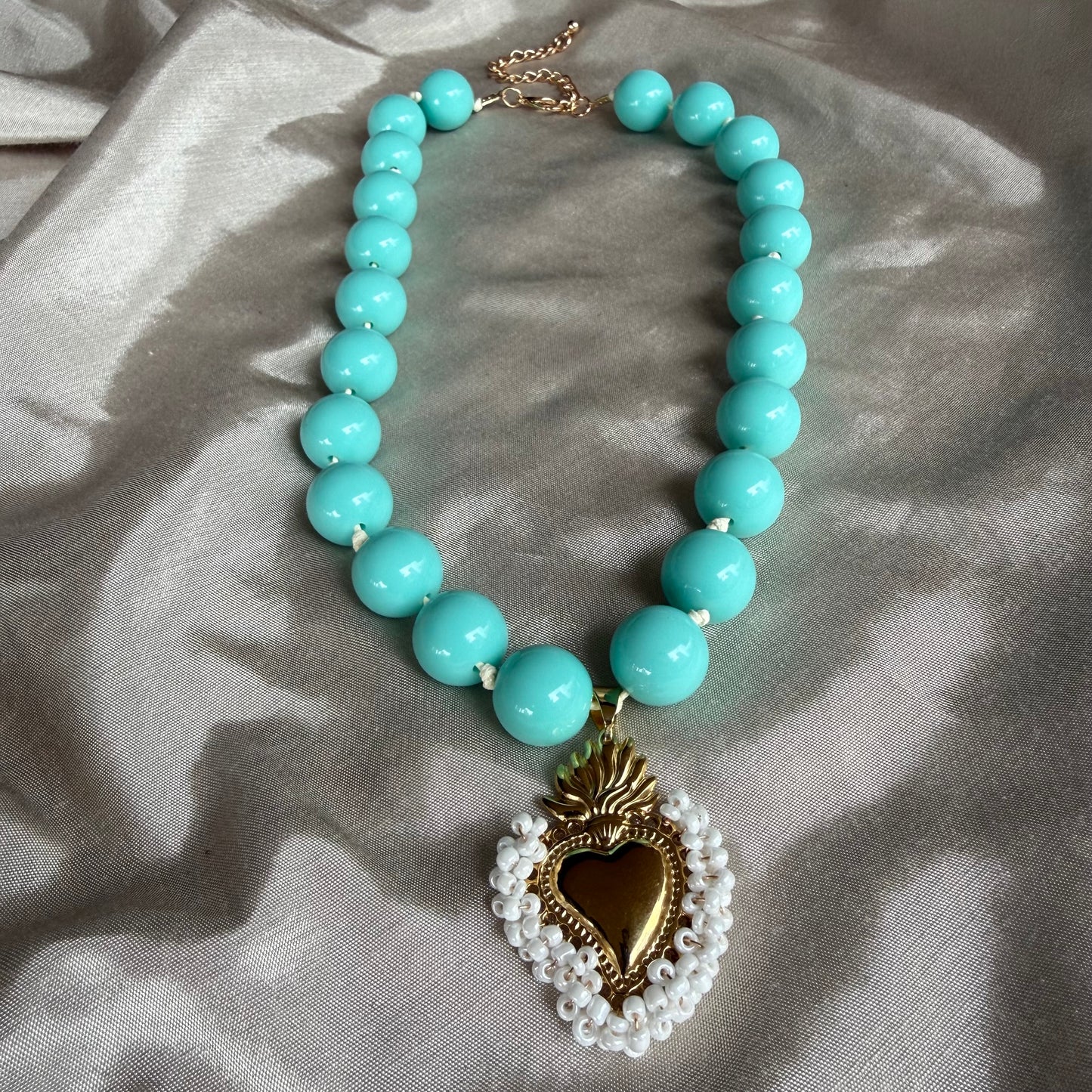Collar Turquesa Sagrado Corazón Bordado