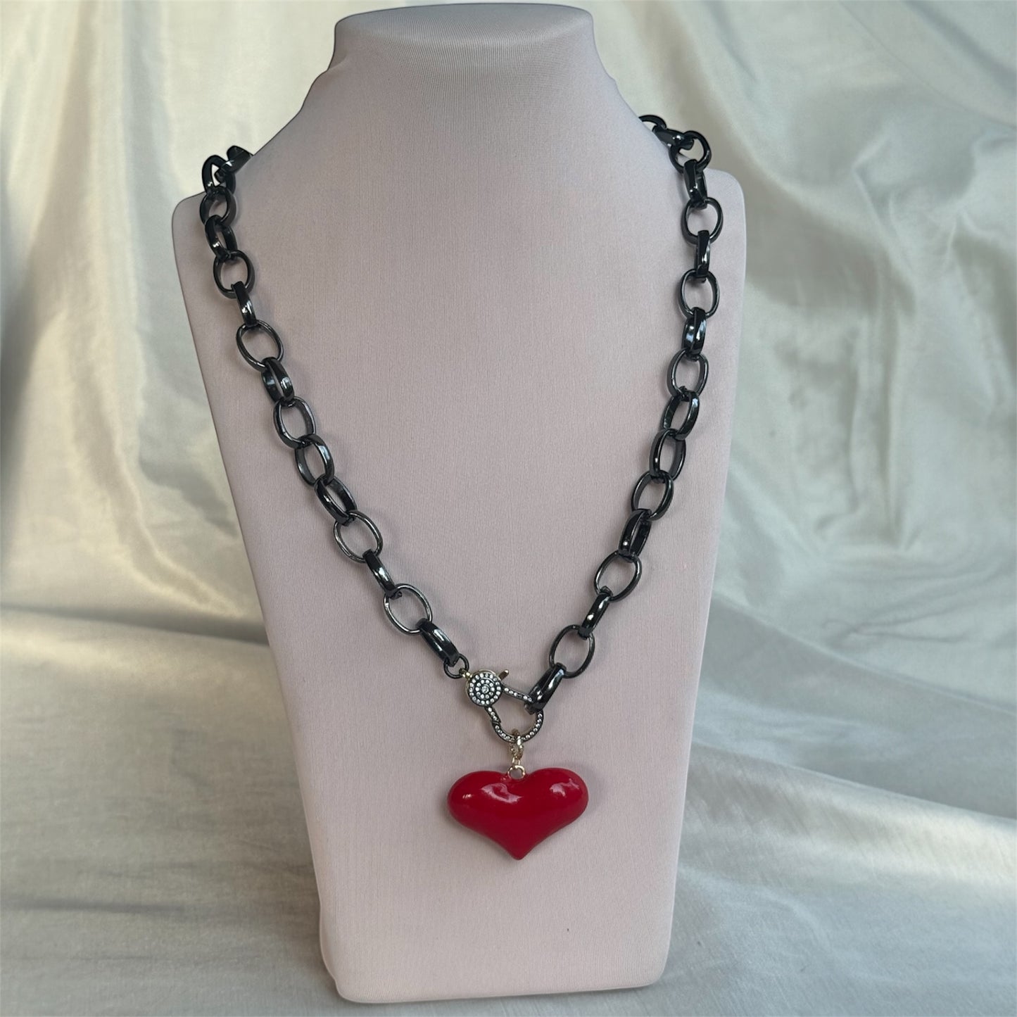 Collar Cadena Negra · Corazón Rojo Esmaltado