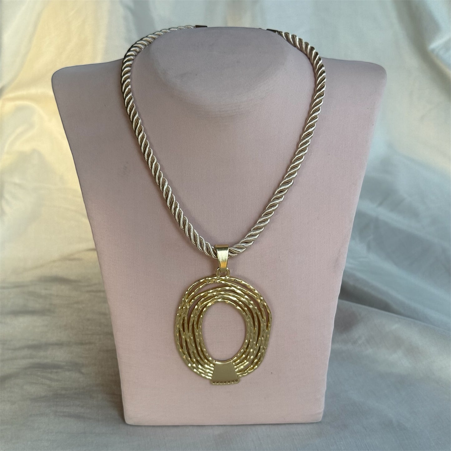 Collar Cuerda Dorada/Óvalo Texturado