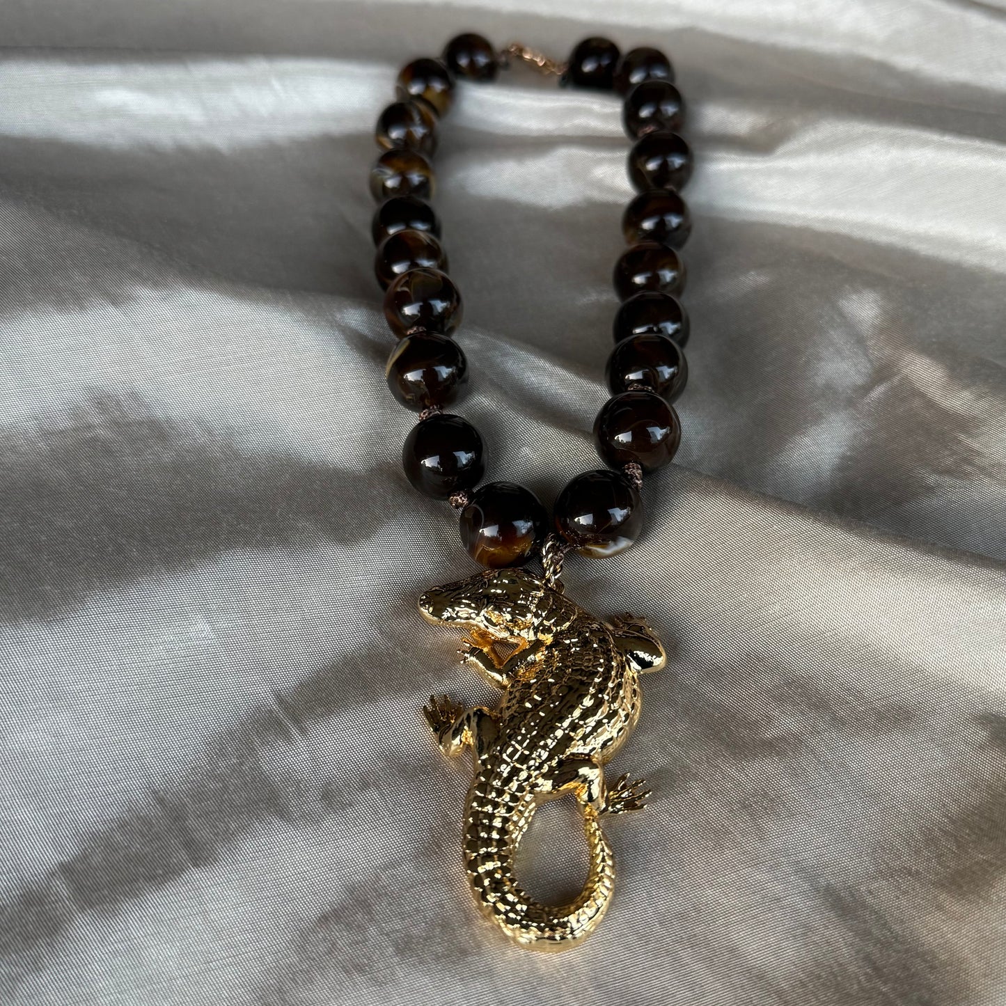 Collar Chocolate Cocodrilo Dorado