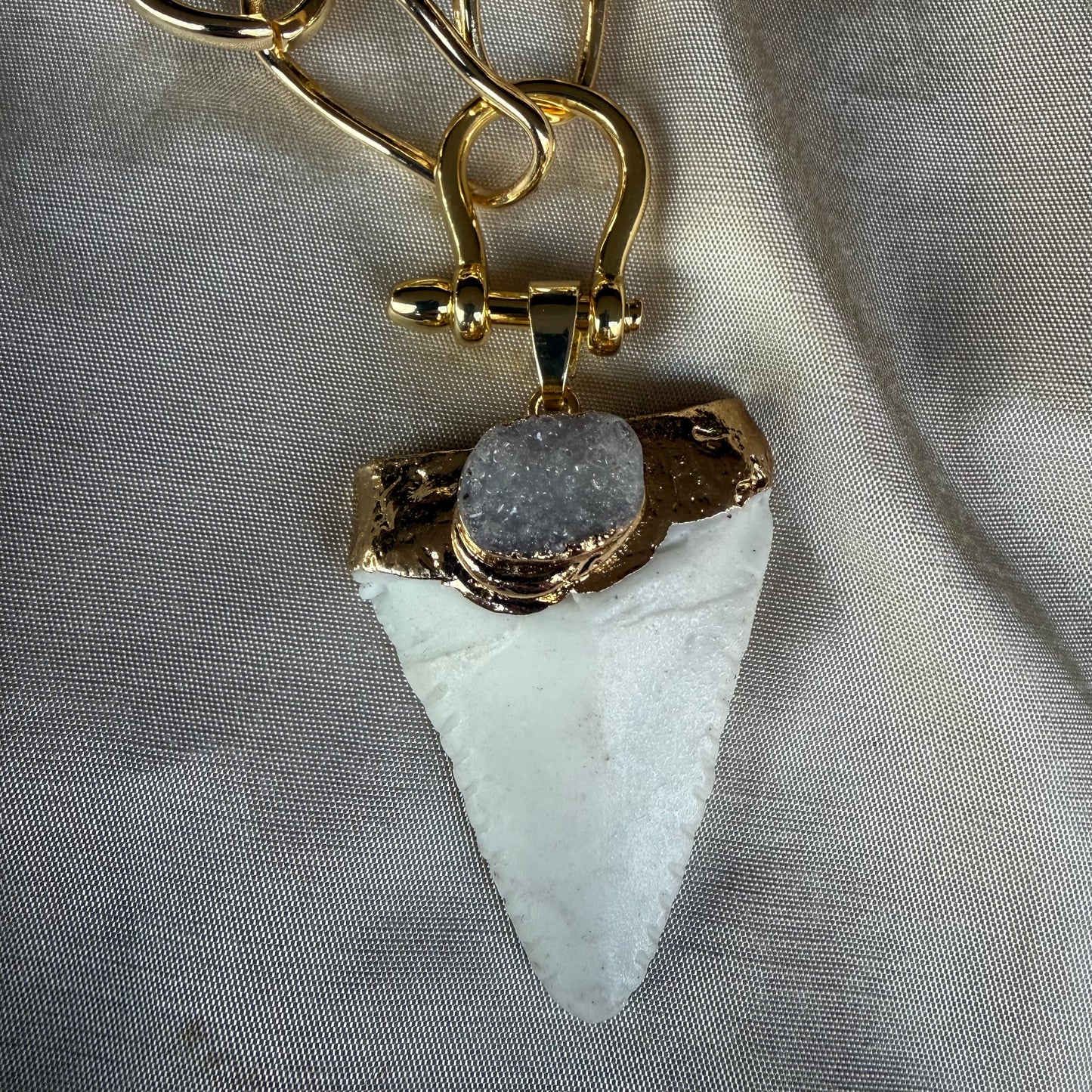 Collar Cadena Larga Dorada / Hueso de Toro Blanco