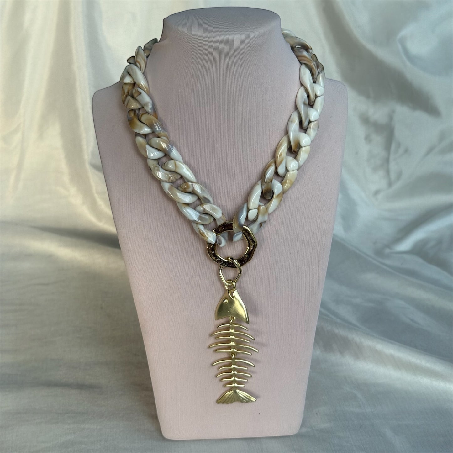 Collar Eslabones Arena Marmoleado / Pez Dorado