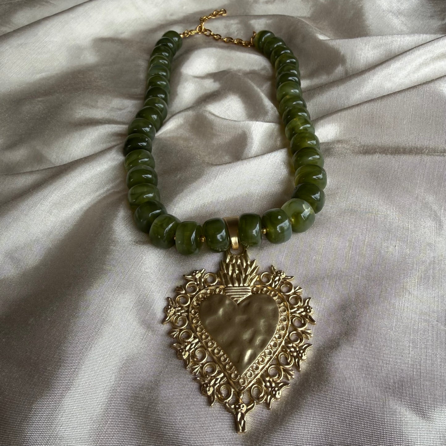 Collar Sagrado Corazón Oliva