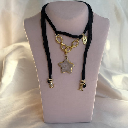 Choker de Seda Negro/ Estrella de Cuarzo