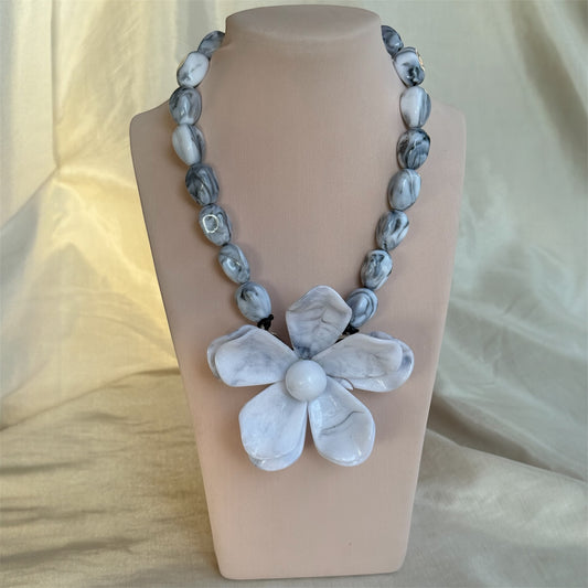 Collar Flor Blanca & Piedras Marmoladas